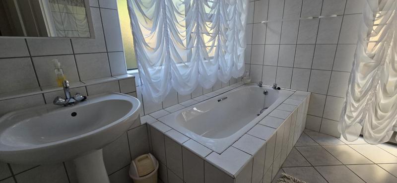 4 Bedroom Property for Sale in Glentana Western Cape